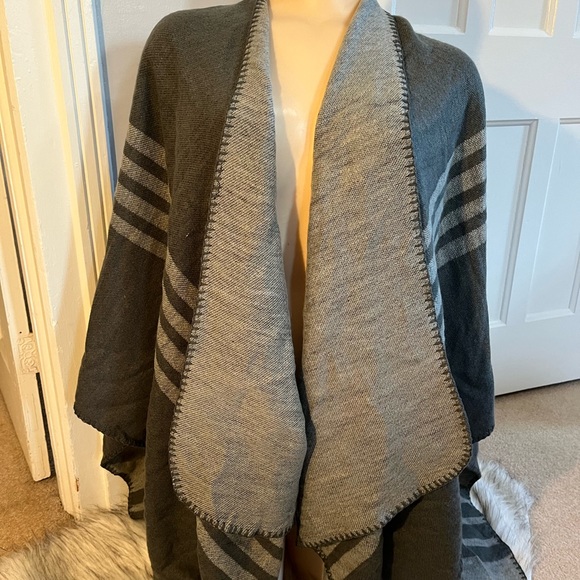 B B Dakota Jackets & Blazers - B B Dakota cape/poncho